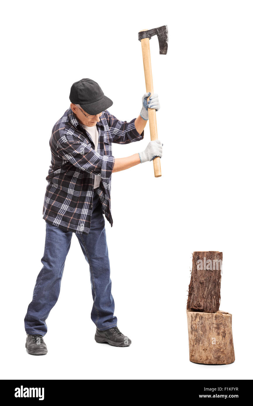 A piena lunghezza Ritratto di un uomo anziano il legno divisione con una mano ax isolati su sfondo bianco Foto Stock