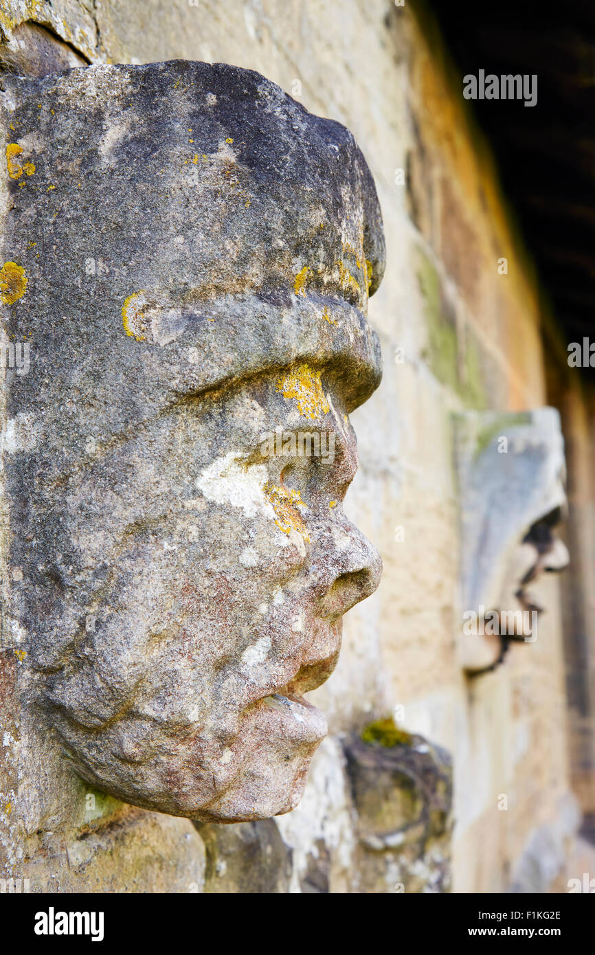 Scolpite le teste di pietra sul palazzo arcivescovile a Southwell, Nottinghamshire, Inghilterra, Regno Unito. Foto Stock