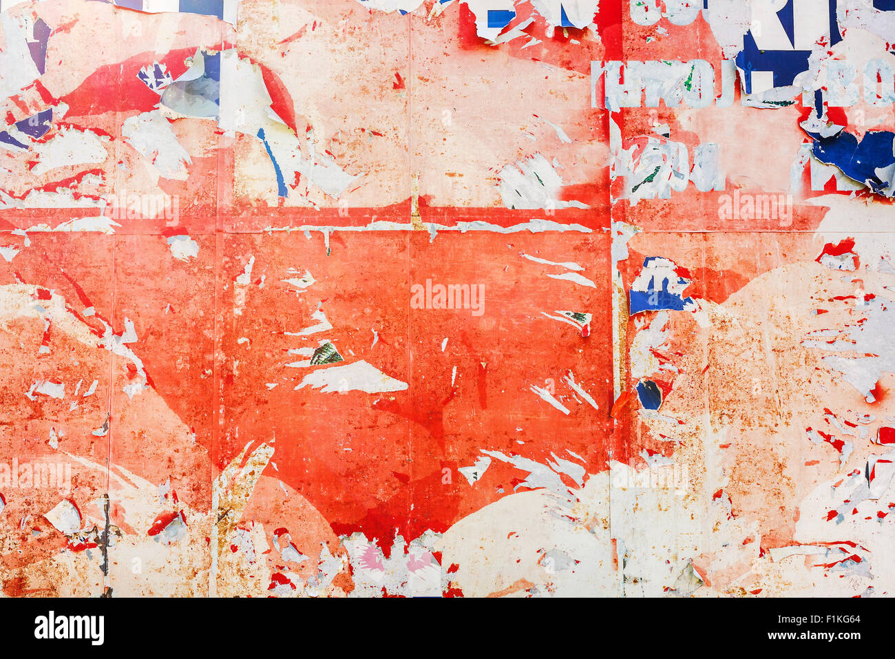 Strappato carta da poster come texture grunge, urban design grafico sullo sfondo Foto Stock