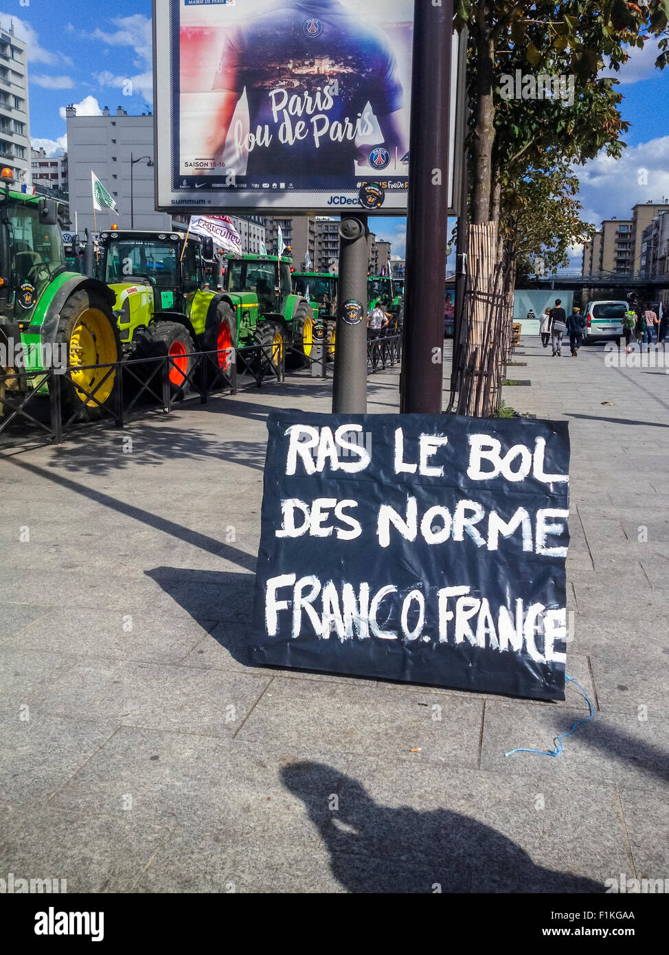 Parigi, Francia. Gli agricoltori di dimostrazione con migliaia di trattori, dettaglio protesta francese poster sul marciapiede, in francese "alimentato con norme francesi' Foto Stock