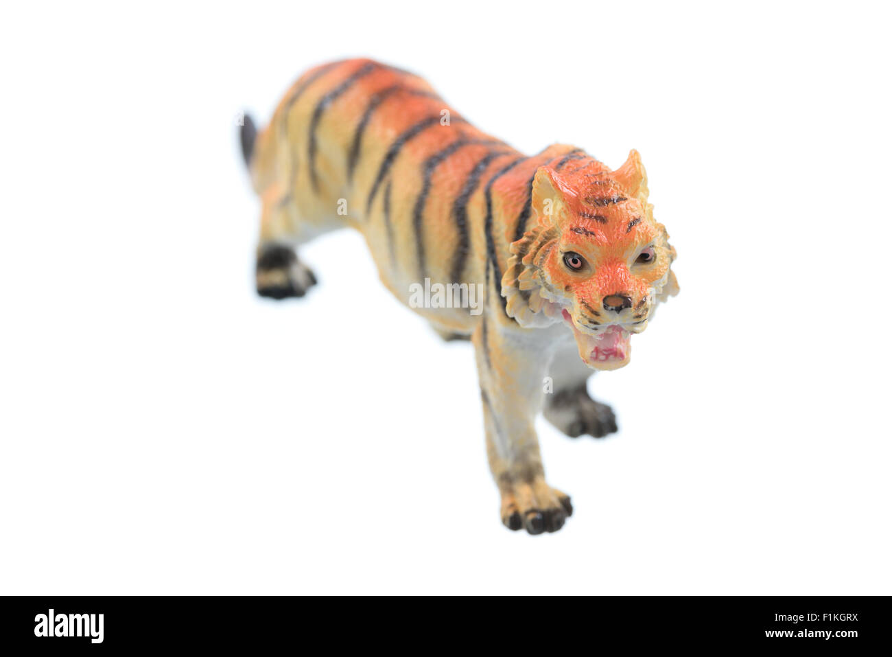 Un piccolo giocattolo tiger isolato su uno sfondo bianco. Foto Stock