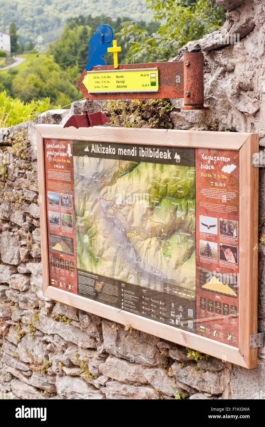 Il pannello delle informazioni con metallo segni Progettato per le direzioni per vari percorsi di montagna su Ernio. Alikza. Paese basco. Foto Stock
