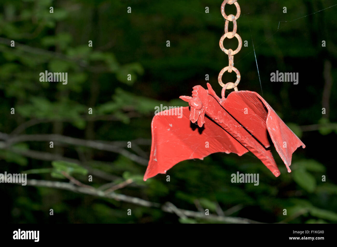 Arte pezzo metallico, rosso bat, in un cartello per un percorso di montagna, designde da Koldobika Jauregi, sul Ernio. Alikza. Gipuzkoa. Paesi Baschi Foto Stock