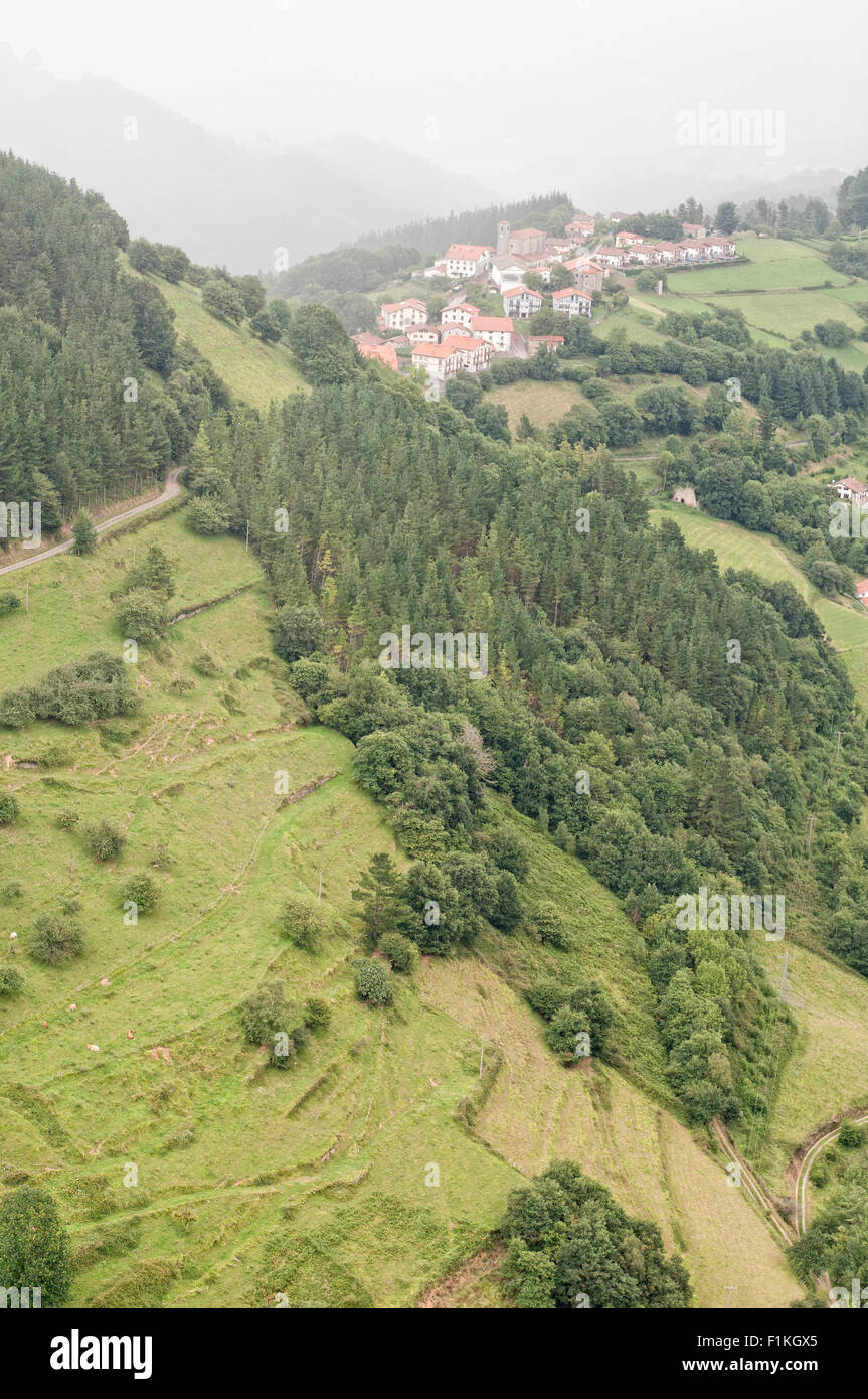 Veduta aerea di un paesaggio tradizionale di campagna Atlantico con una piccola città nel Paese Basco. Spagna. Foto Stock