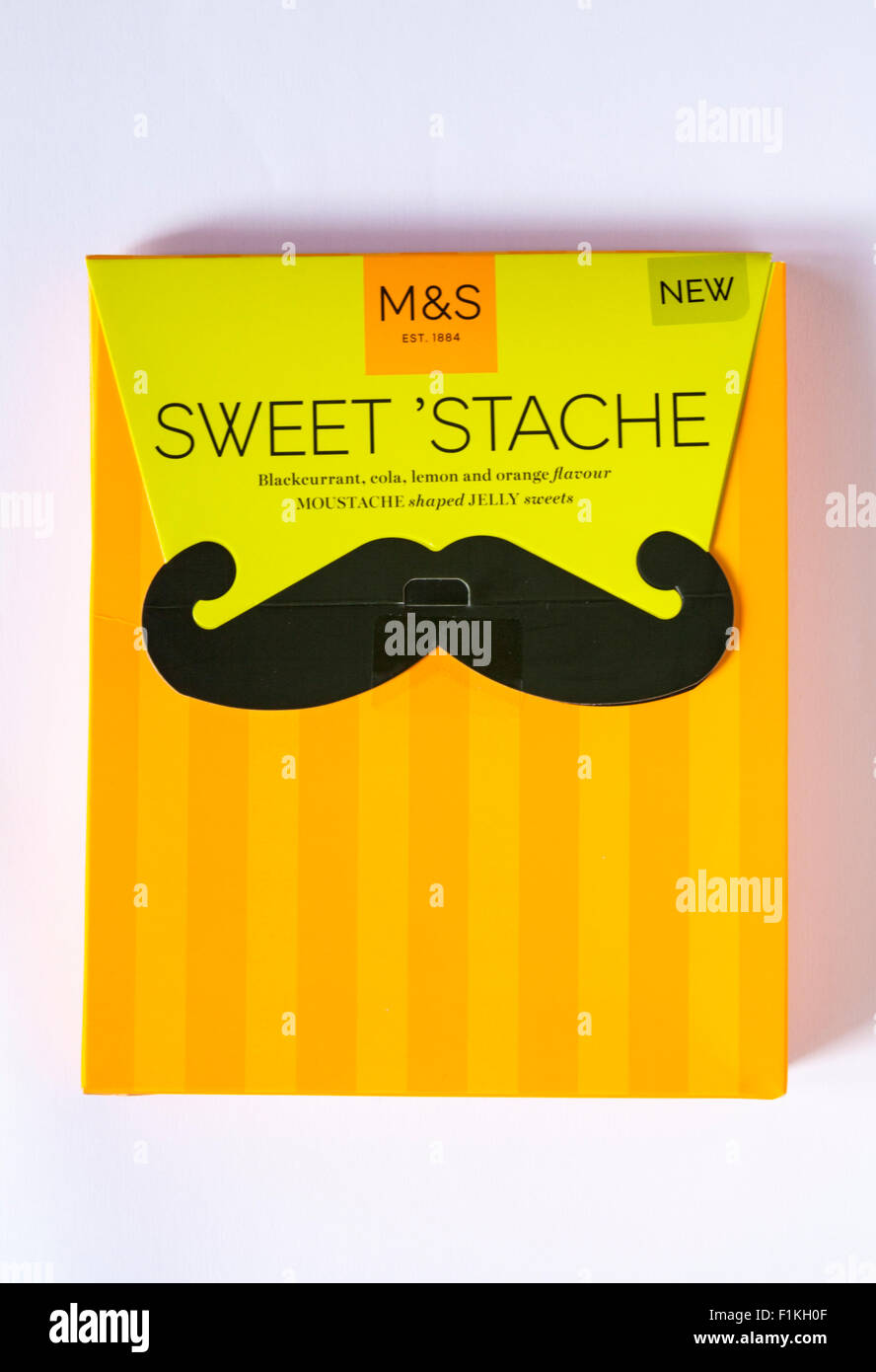 Scatola di M&S dolce 'stache ribes nero, cola, limone e aroma di arancio a forma di baffi caramelle gommose isolati su sfondo bianco Foto Stock
