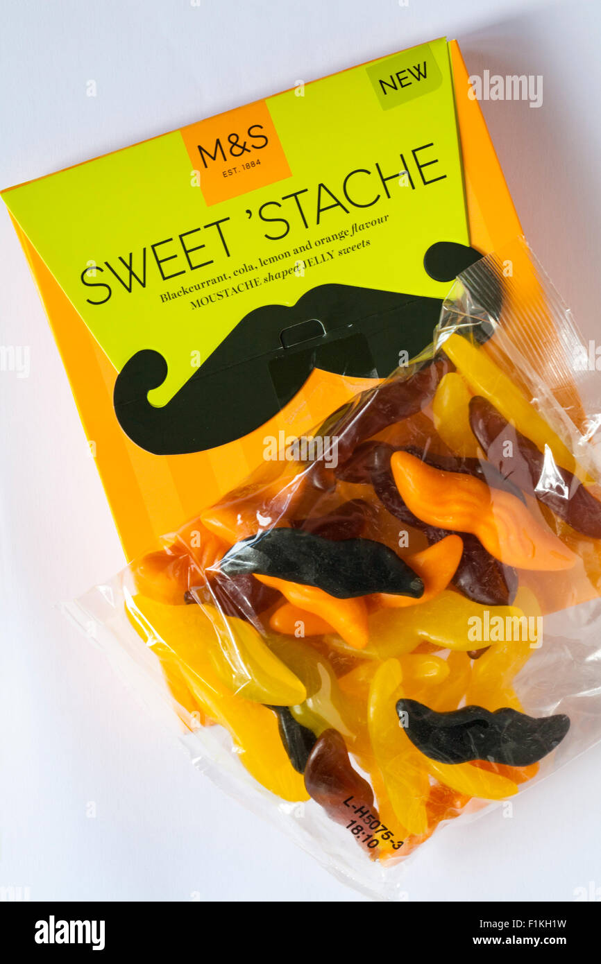 Scatola di M&S dolce 'stache ribes nero, cola, limone e aroma di arancio a forma di baffi caramelle gommose impostato su sfondo bianco Foto Stock