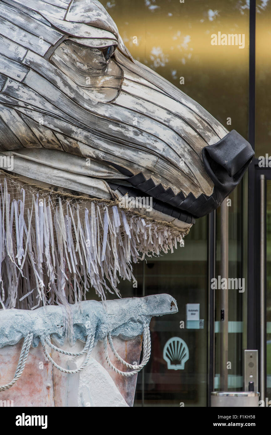 Londra, Regno Unito. Il 3 settembre, 2015. Greenpeace porta il suo gigantesco animatronic orso polare, Aurora, per passare il suo artico, protesta contro Shell trivellazioni petrolifere in un molto fragile ambiente. L'enorme azionato meccanicamente orso è posto al di fuori del guscio HQ nella Southbank. Credito: Guy Bell/Alamy Live News Foto Stock