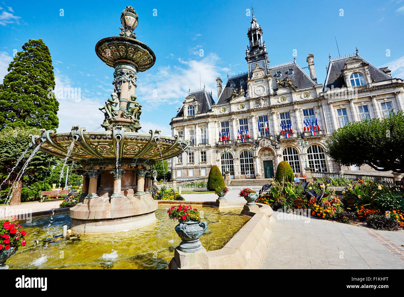 Il municipio e la fontana di Limoges, Haute-Vienne, Limousin, Francia. Foto Stock