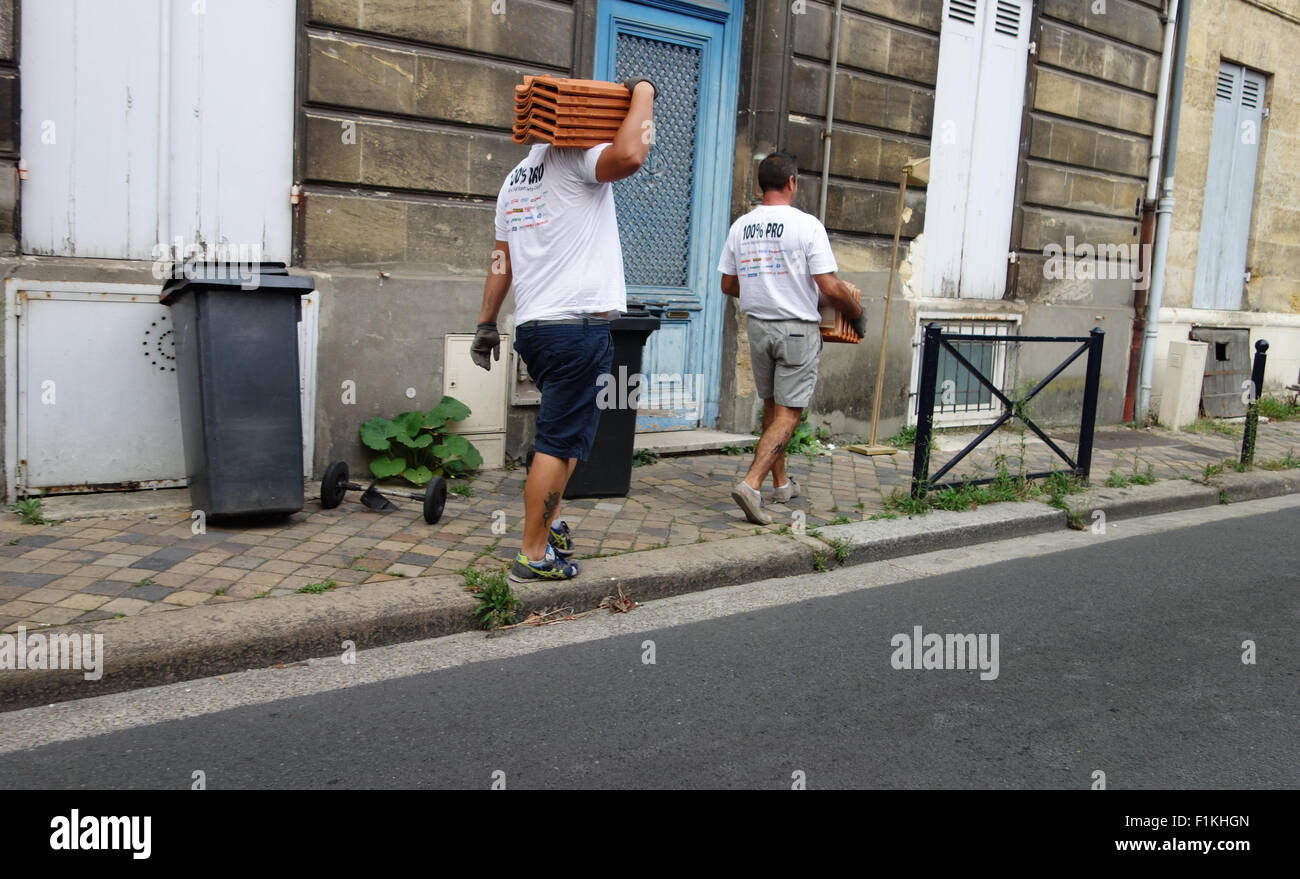 BORDEAUX, Francia, settembre 03, 2015 : Due falegnami di portare le piastrelle e a camminare per le strade di Bordeaux Foto Stock