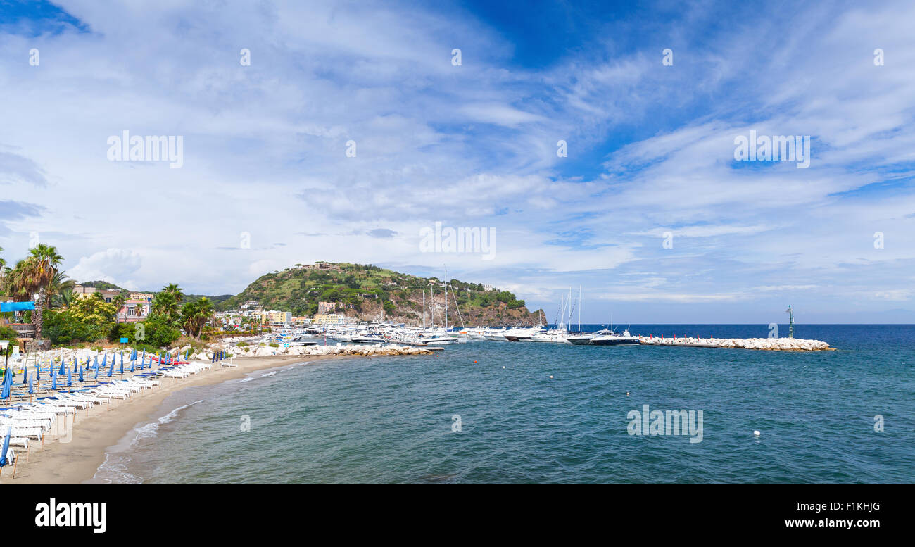 Vuoto spiaggia sabbiosa di Lacco Ameno, Isola d Ischia, Italia Foto Stock