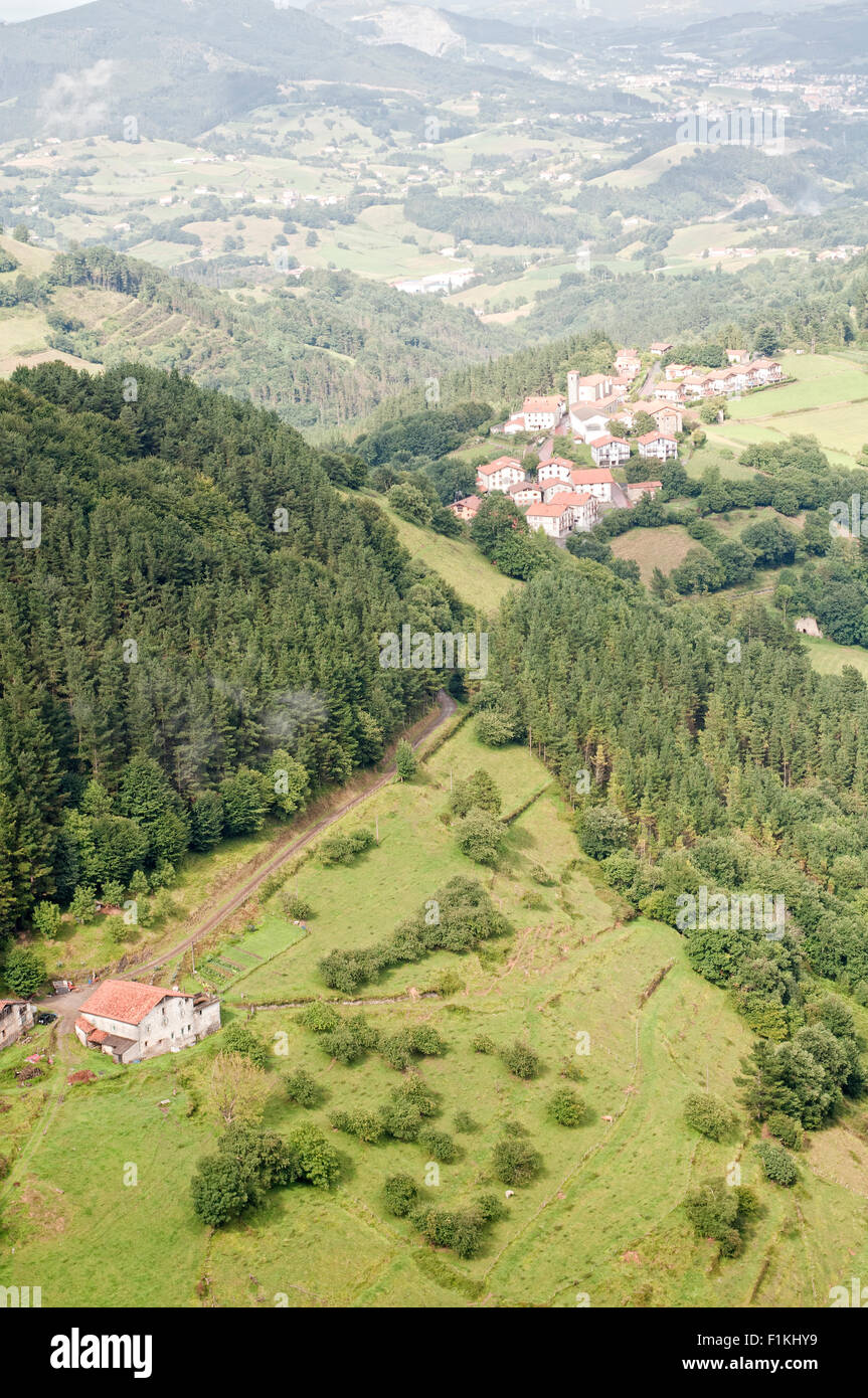 Veduta aerea di un paesaggio tradizionale di campagna Atlantico con una tradizionale fattoria nel Paese Basco. Spagna. Foto Stock