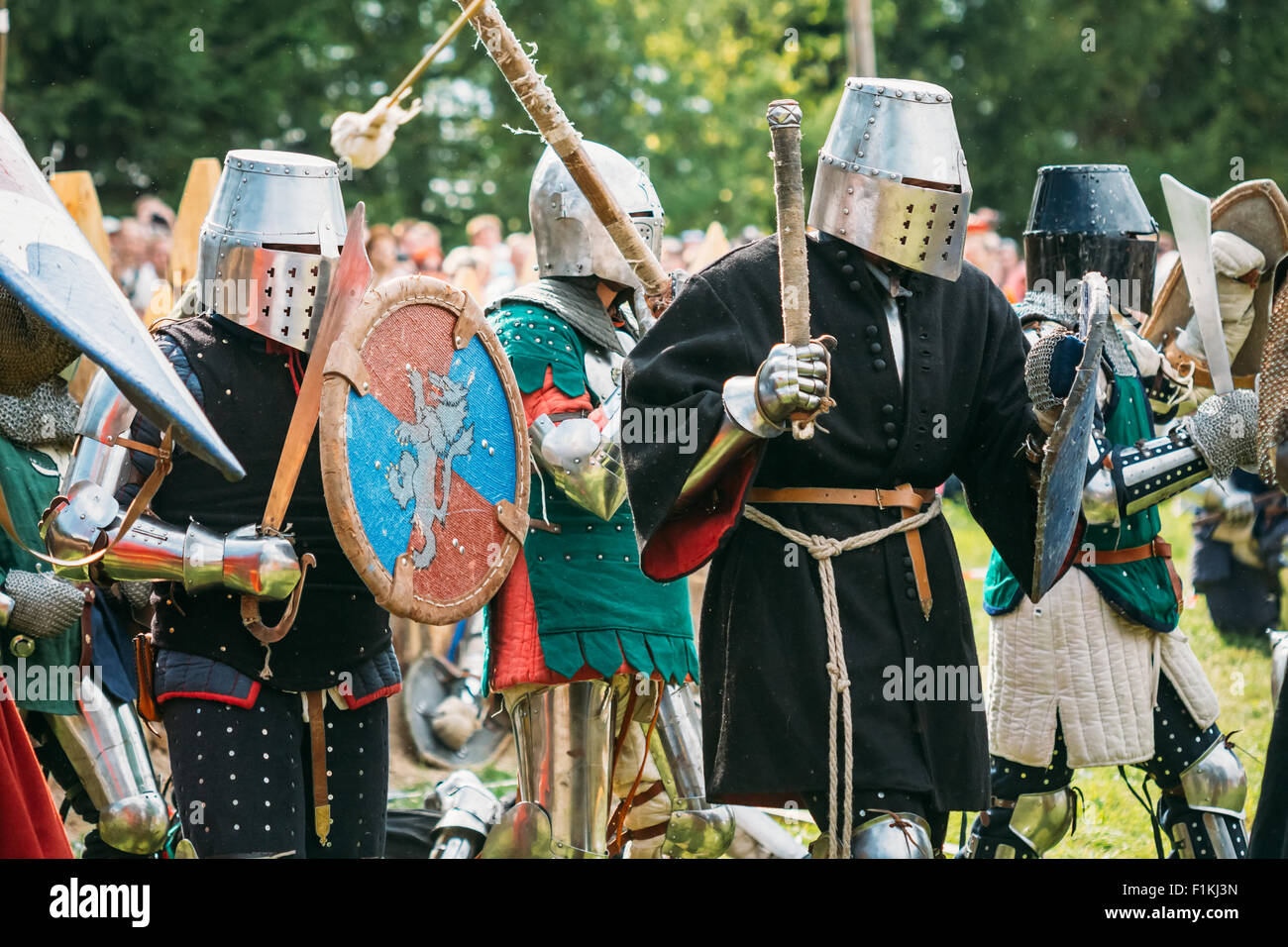 MINSK, Bielorussia - 19 luglio 2014: il restauro storico delle lotte cavalleresco sul festival della cultura medievale Foto Stock