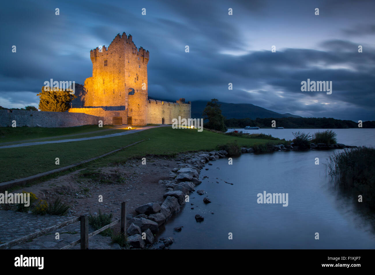 Twilight oltre il Castello di Ross lungo il Lough Leane, Parco Nazionale di Killarney, nella contea di Kerry, Repubblica di Irlanda Foto Stock