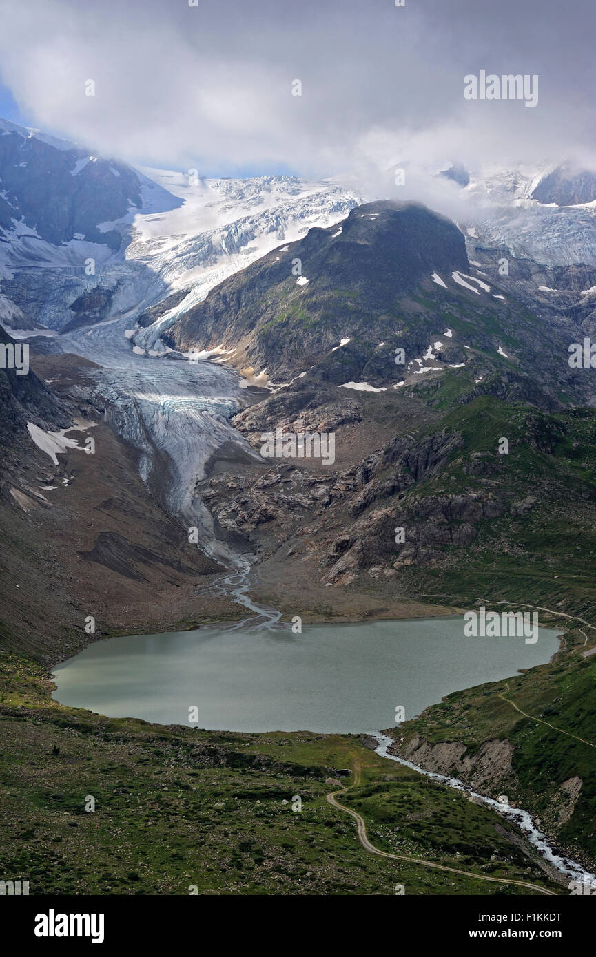 Il lago glaciale formata dalla ritirata Stein Glacier / Steingletscher nelle Alpi Urner, Svizzera Foto Stock