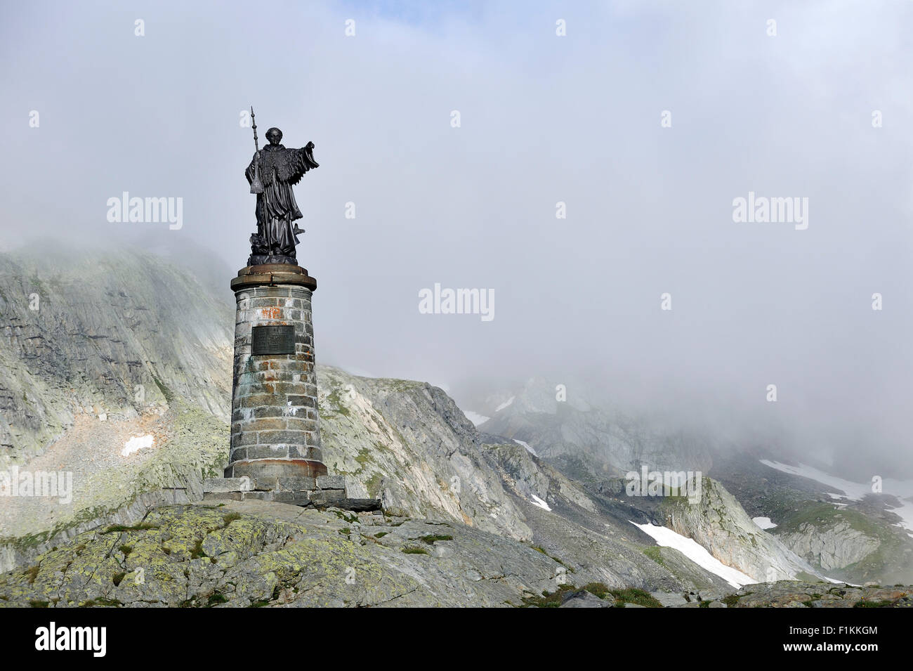La statua di San Bernardo presso il Colle del Gran San Bernardo / Col du Grand-Saint-Bernard nelle alpi svizzere, Svizzera Foto Stock