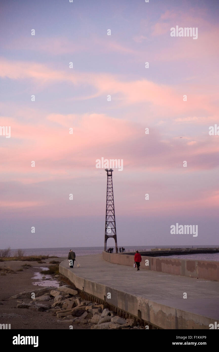 Persone che passeggiano sul Montrose molo del porto sul lago Michigan, Chicago, Illinois Foto Stock
