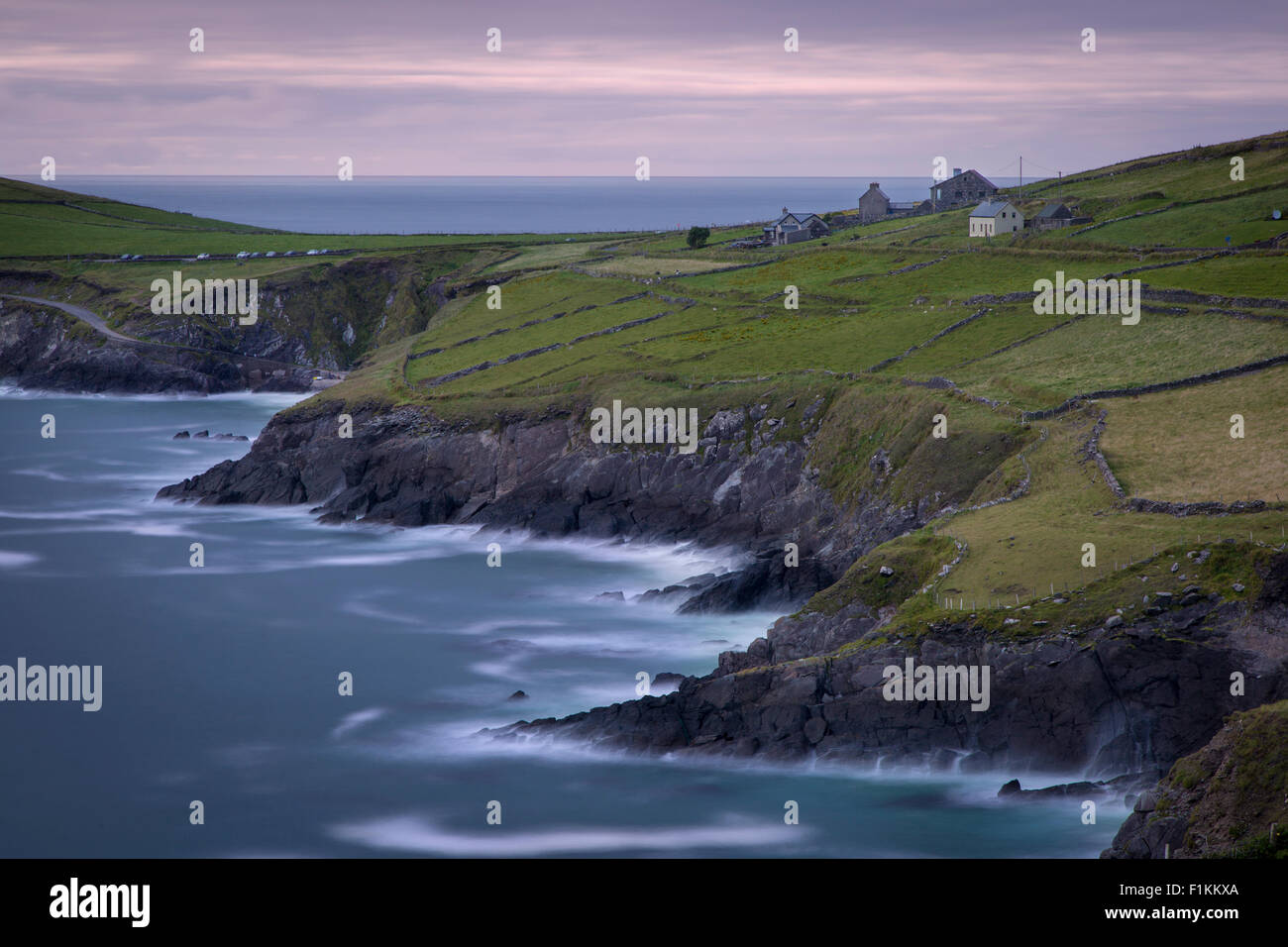 Sera oltre il villaggio di Coumeenoole lungo la costa della penisola di Dingle, nella contea di Kerry, Repubblica di Irlanda Foto Stock