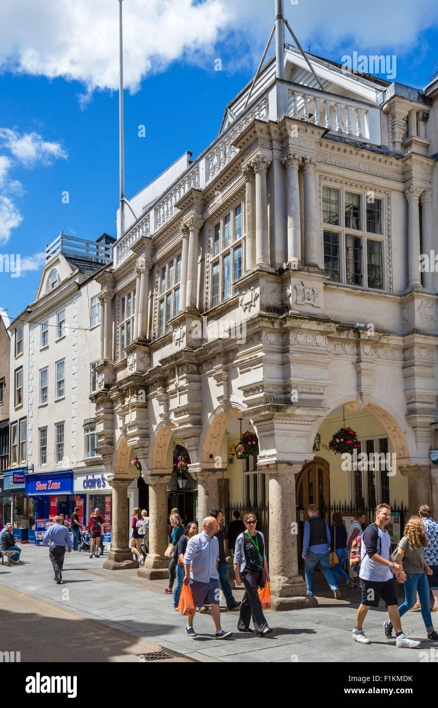 Il centro storico medievale di Guildhall sulla High Street nel centro della città, Exeter Devon, Inghilterra, Regno Unito Foto Stock