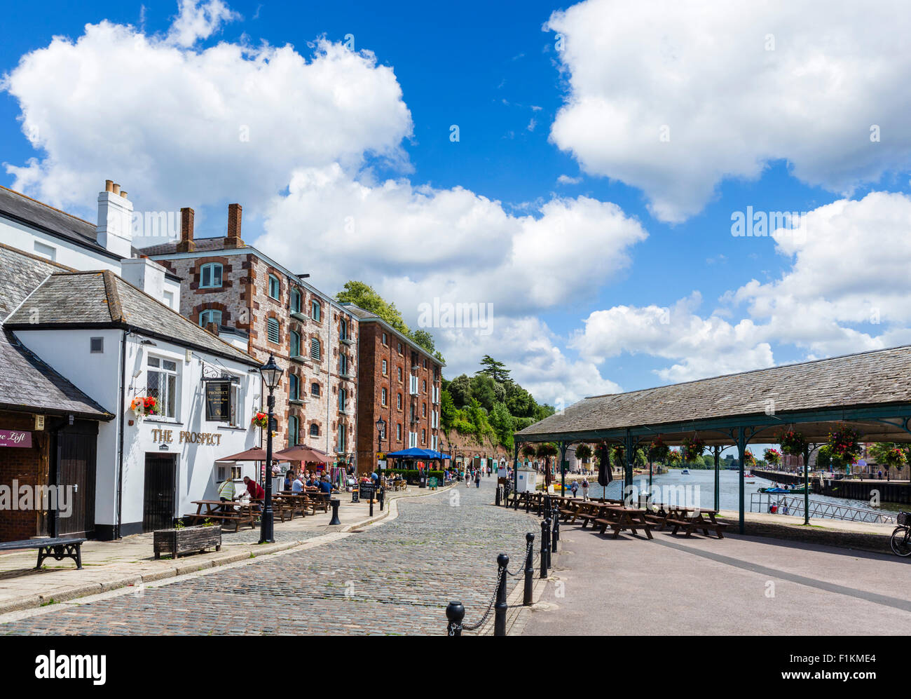 Il Quay con la prospettiva pub a sinistra, Exeter Devon, Inghilterra, Regno Unito Foto Stock