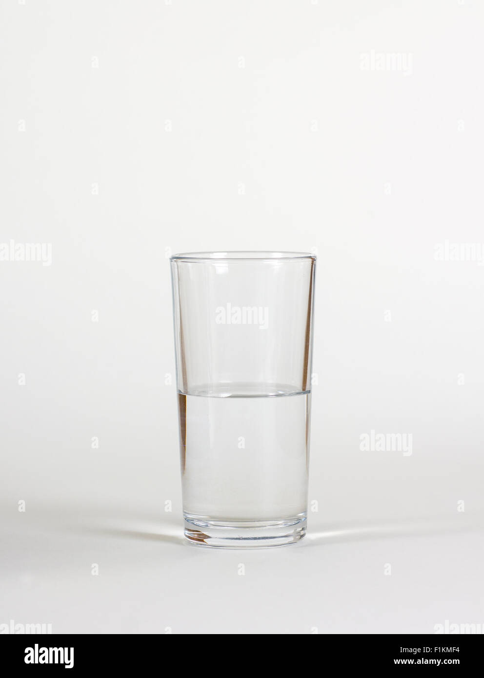 Un bicchiere di acqua, mezzo vuoto o mezzo pieno Foto Stock