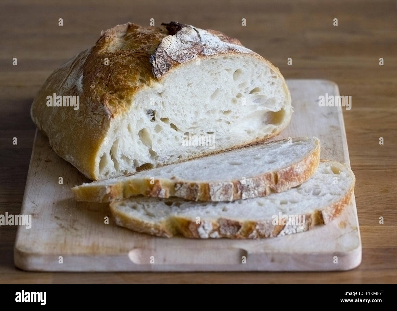 Una pagnotta di pane parzialmente tagliate a fette Foto Stock