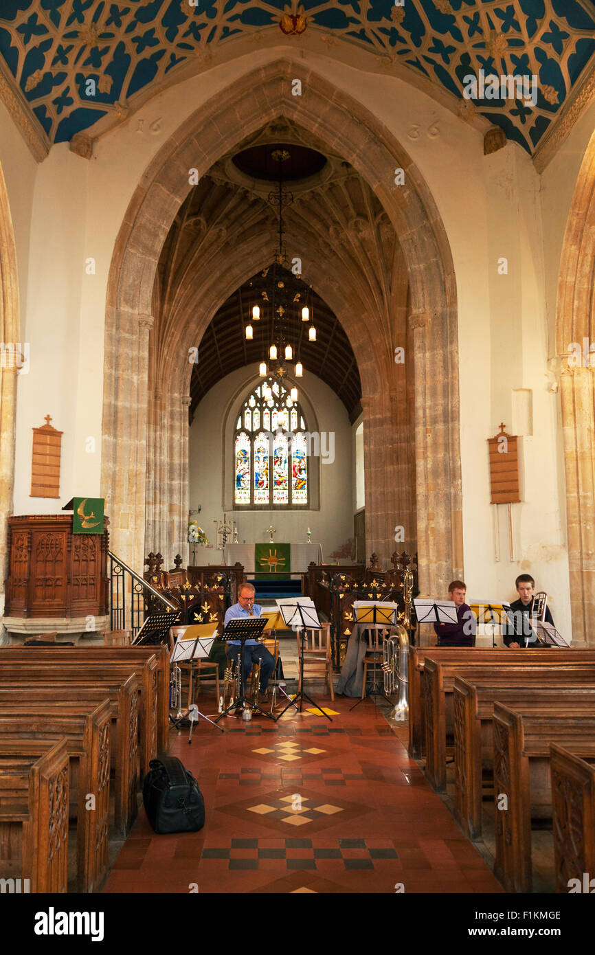 I musicisti suonano all'interno del XV secolo la chiesa di San Giovanni Battista, Axbridge Somerset REGNO UNITO Foto Stock