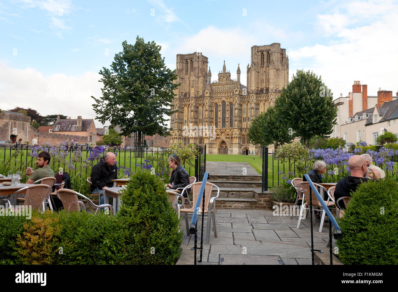 Una vista della Cattedrale di Wells dalla terrazza dell'hotel Swan, pozzi, Somerset REGNO UNITO Foto Stock