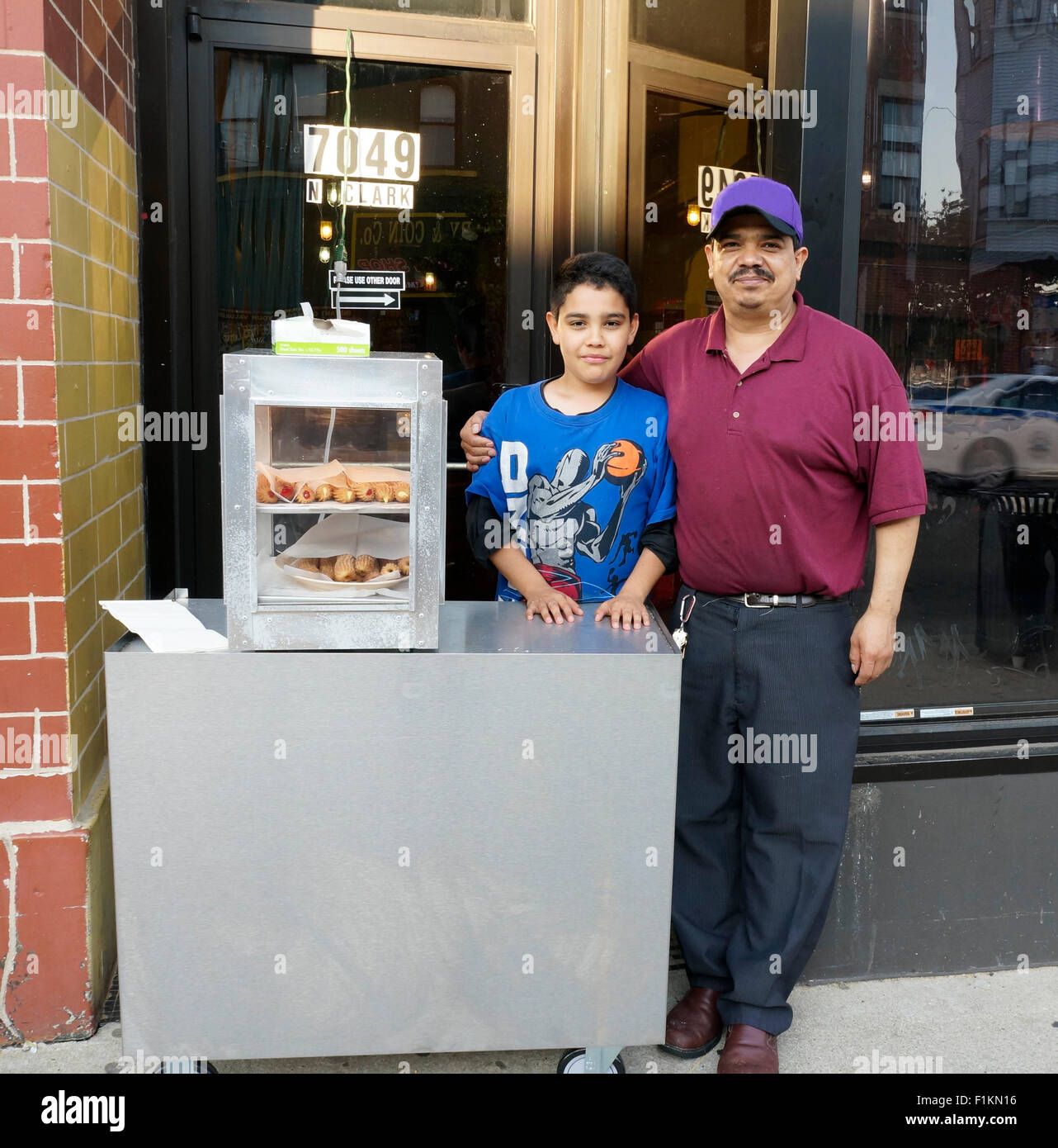 Uomo messicano e figlio vendere churros su una strada di Chicago. Rogers Park quartiere, Chicago, Illinois Foto Stock
