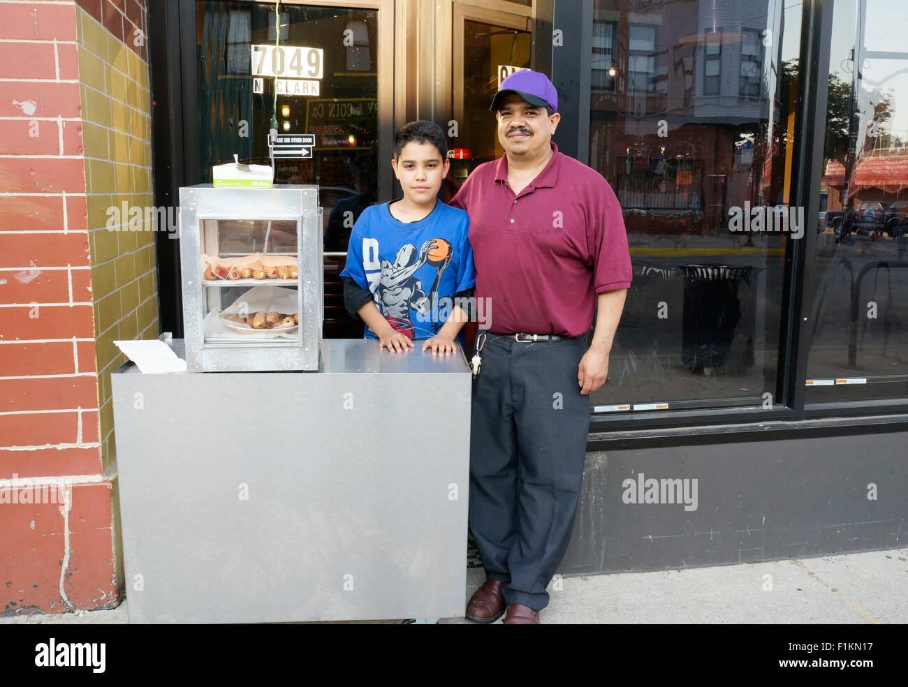 Uomo messicano e figlio vendere churros su una strada di Chicago. Rogers Park quartiere, Chicago, Illinois Foto Stock