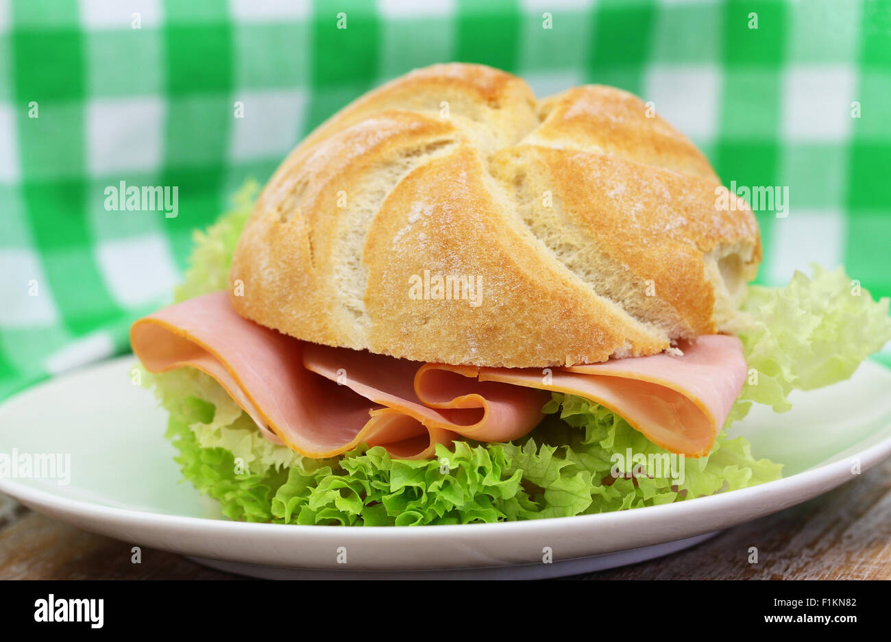 Rotolo di prosciutto cotto con lattuga, primo piano Foto Stock