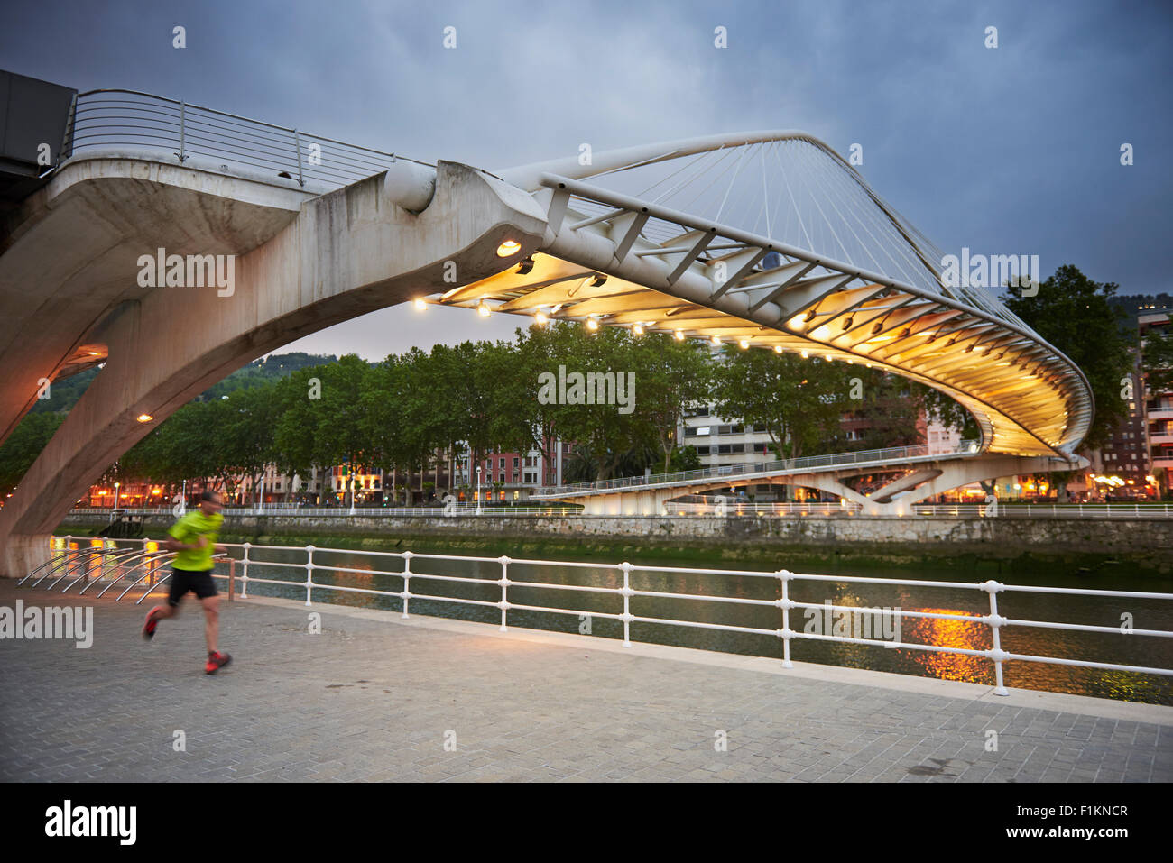 Ponte Zubizuri, Bilbao, Biscaglia, Paese Basco, Euskadi, Spagna, Europa Foto Stock