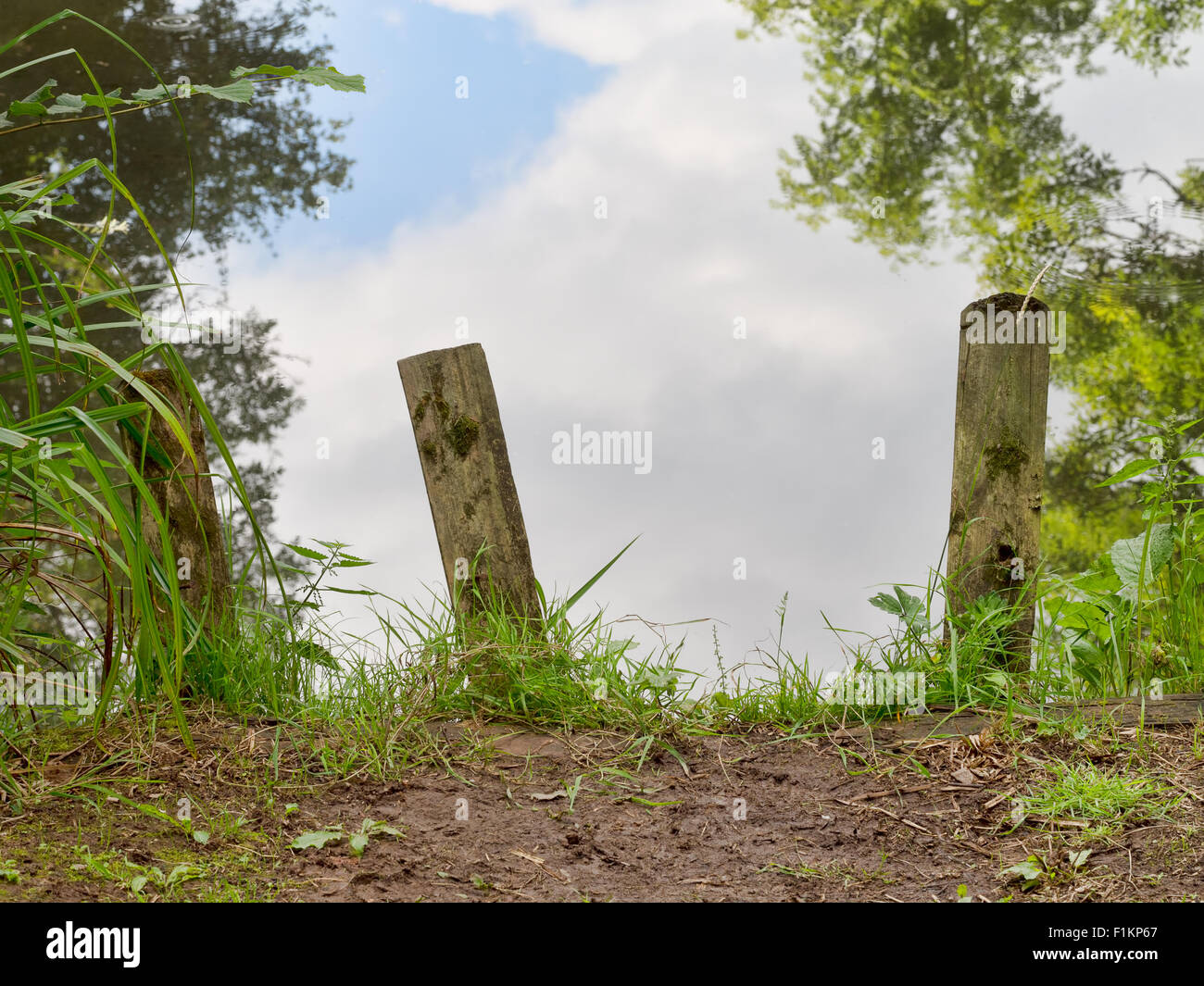 Effetto Gateway - posti e laghetto riflessioni sembrano fornire un ingresso di un altro mondo. Foto Stock