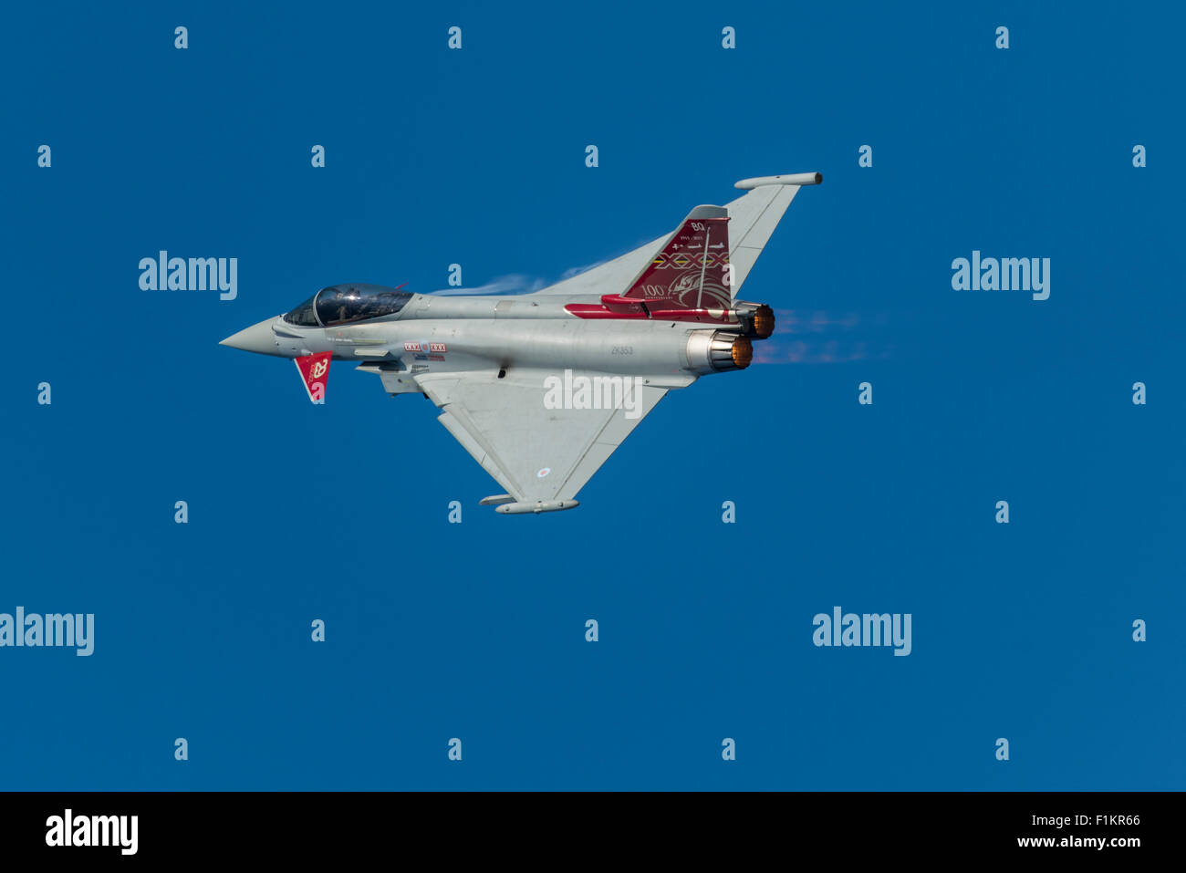 RAF Eurofighter Typhoon FGR4 jet volare a Clacton air show UK Foto Stock
