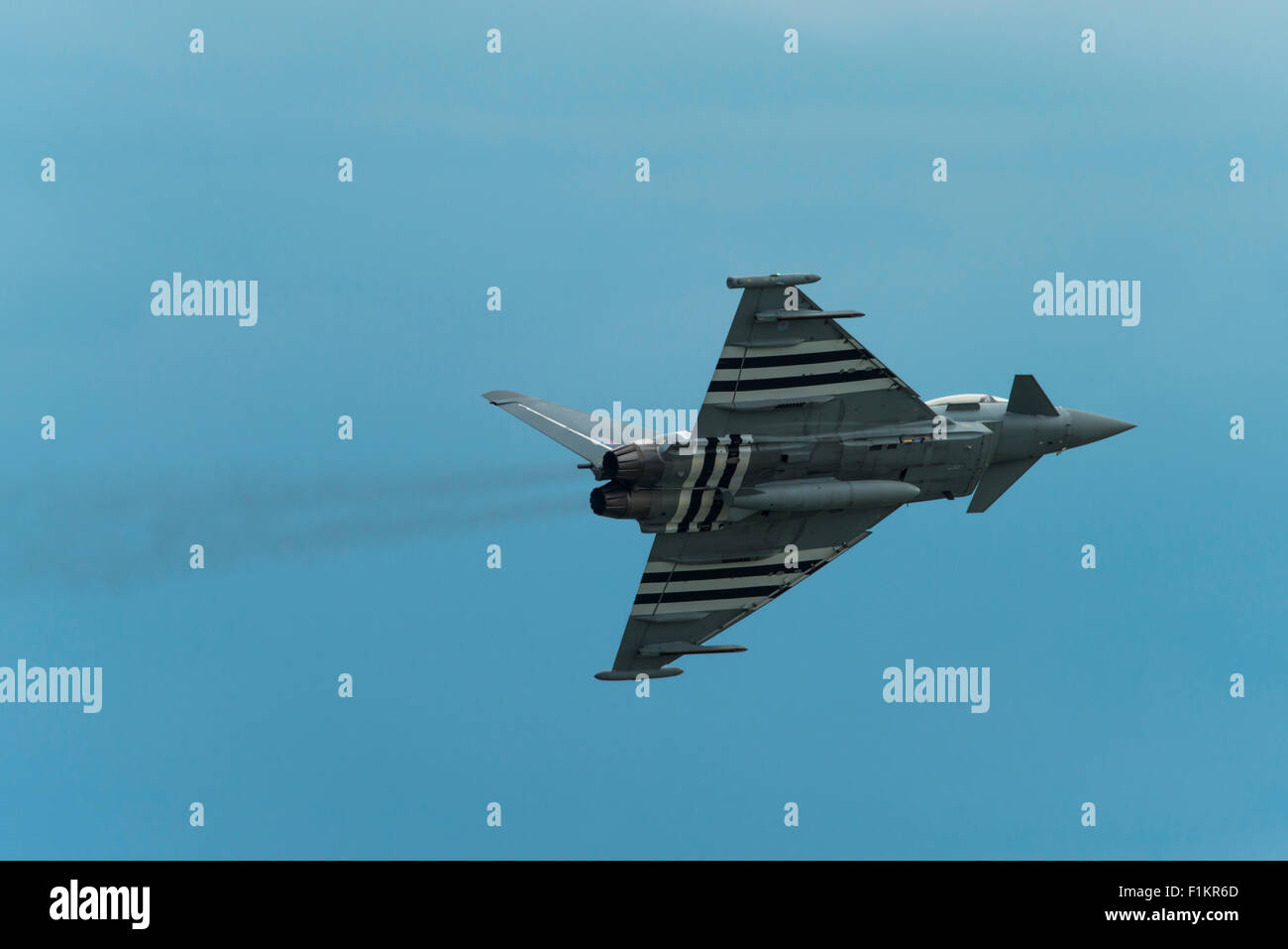 RAF Eurofighter Typhoon FGR4 jet volare a Clacton air show UK Foto Stock