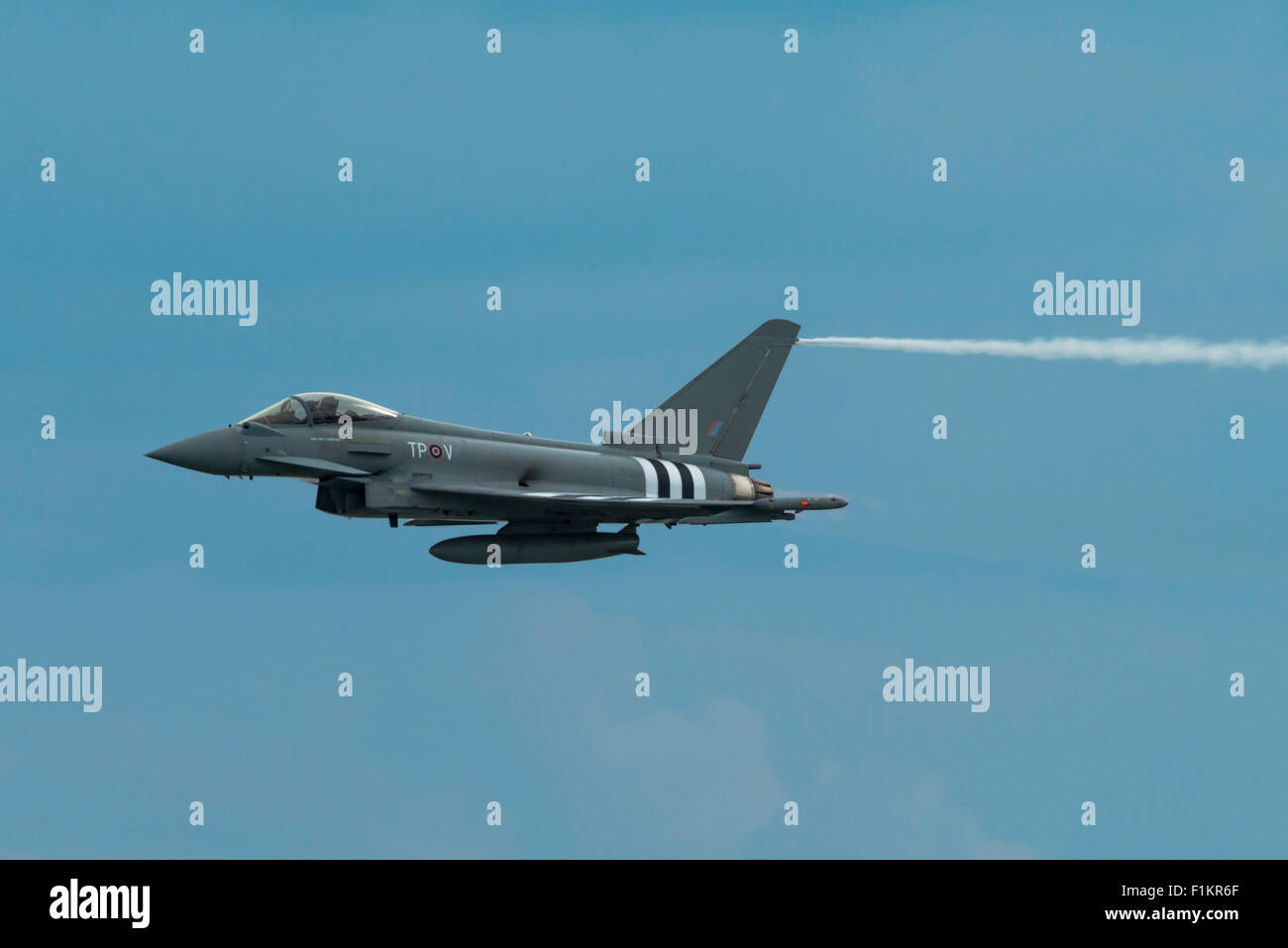 RAF Eurofighter Typhoon FGR4 jet volare a Clacton air show UK Foto Stock