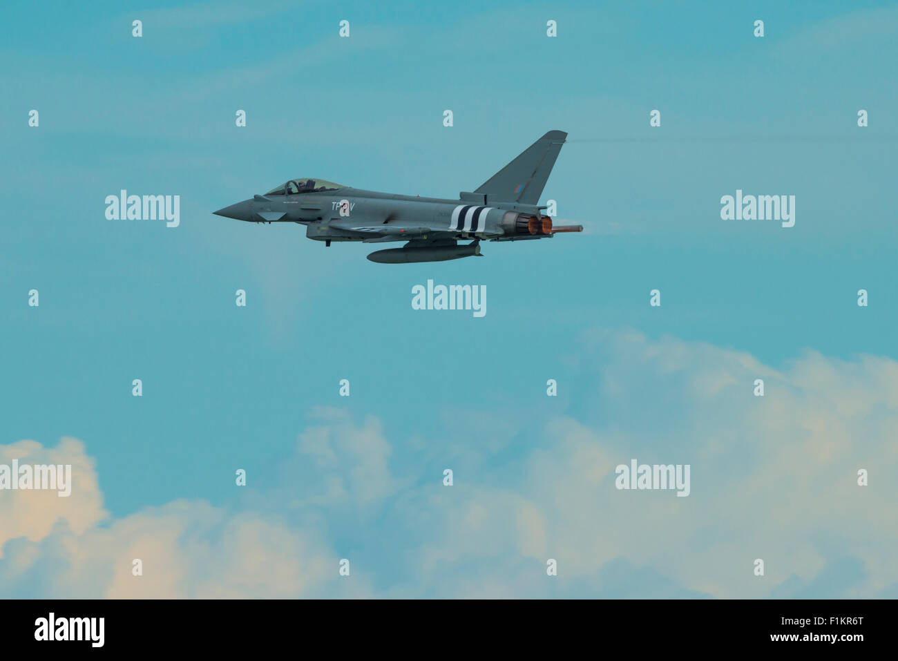 RAF Eurofighter Typhoon FGR4 jet volare a Clacton air show UK Foto Stock