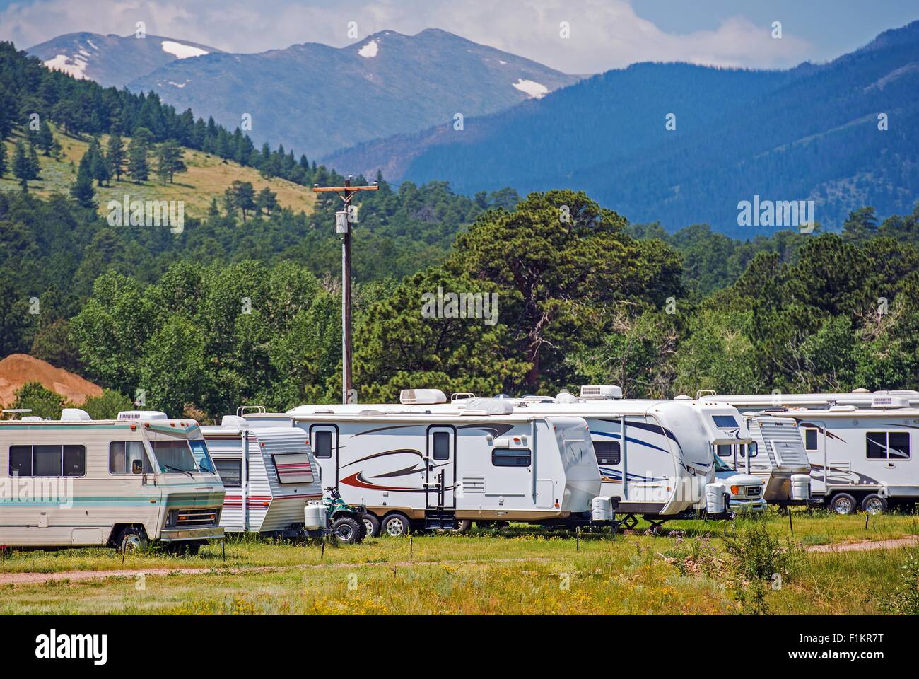 Montagna Parco RV con roulotte e camper. Veicoli da diporto. Foto Stock