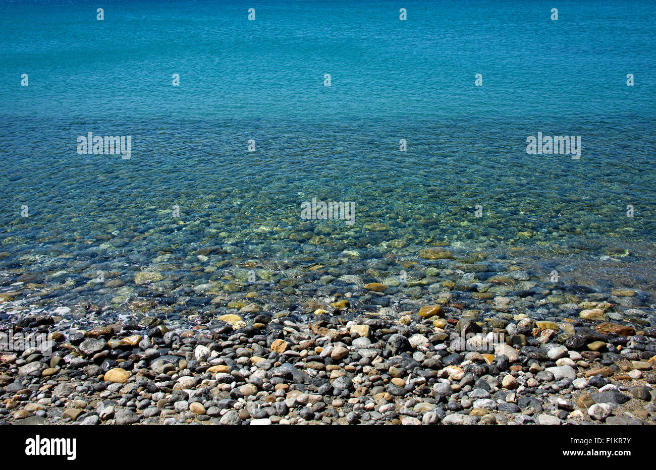 Spiaggia ghiaiosa, mare Mediterraneo, estate Foto Stock