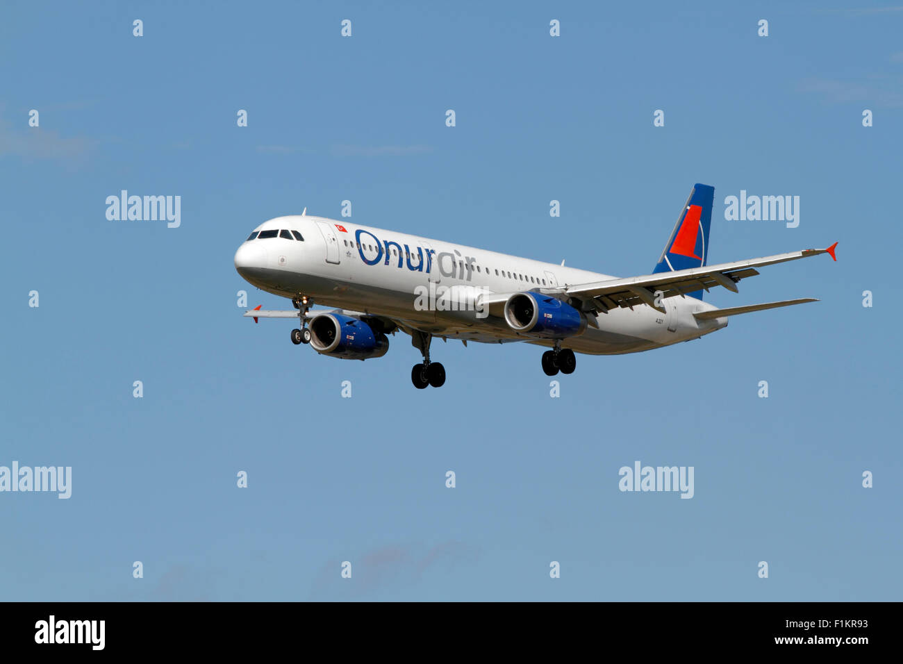 Onurair, Airbus A-321, TC-OBF, volo 8Q863, sull approccio finale all'aeroporto di Copenaghen, CPH, Danimarca Foto Stock