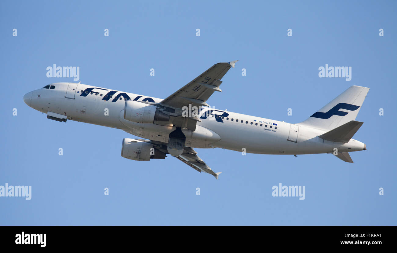Finnair Airbus A320 OH-LXI decollare da London Heathrow Airport LHR Foto Stock