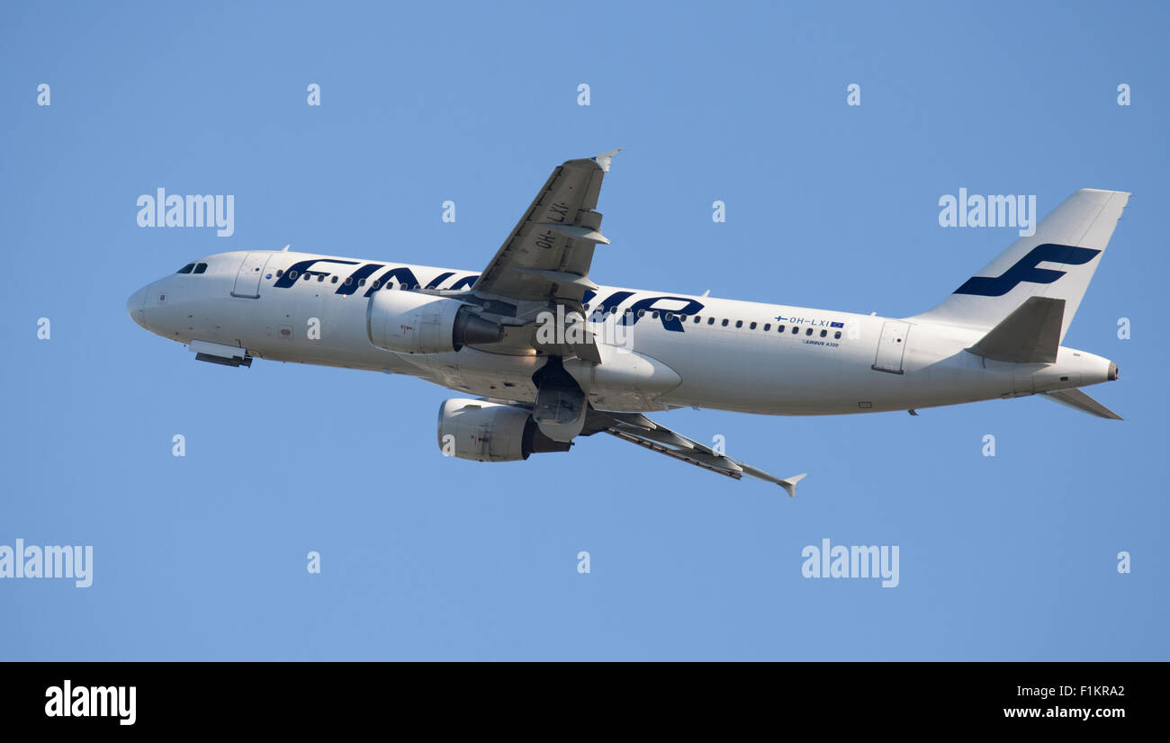 Finnair Airbus A320 OH-LXI decollare da London Heathrow Airport LHR Foto Stock