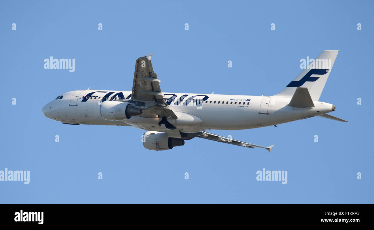 Finnair Airbus A320 OH-LXI decollare da London Heathrow Airport LHR Foto Stock