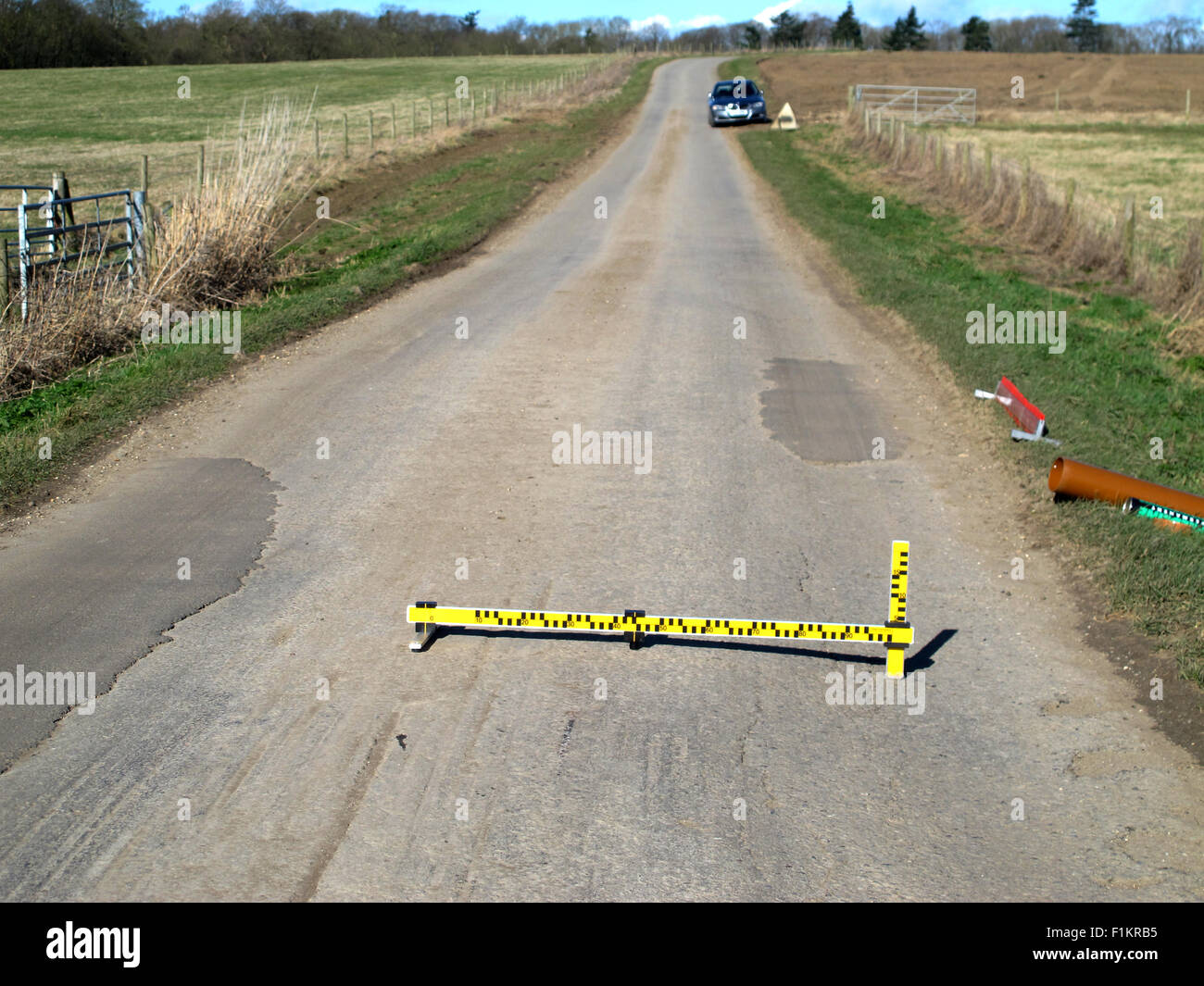 Buche, guasti meccanici, strumento di misura dei difetti, indagine, automobilisti, negligenza, danni, veicoli, lesioni personali, dovere di mantenere la strada. Foto Stock