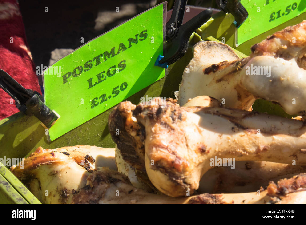I pozzetti di una piccola città della cattedrale in Somerset England Regno Unito giorno di mercato è mercoledì. Pet food.. Foto Stock