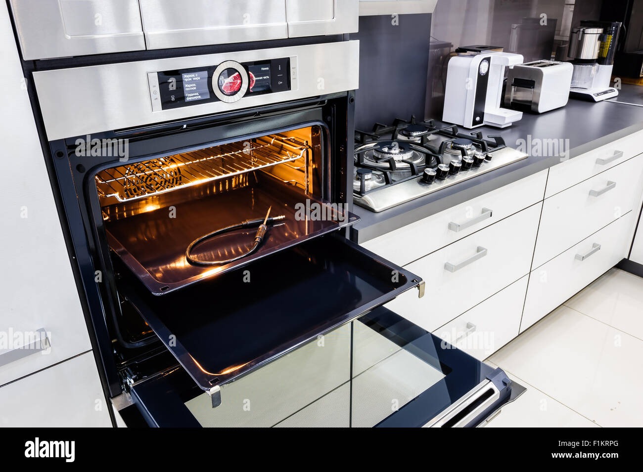 Moderno hi-tek cucina, forno con lo sportello aperto Foto Stock