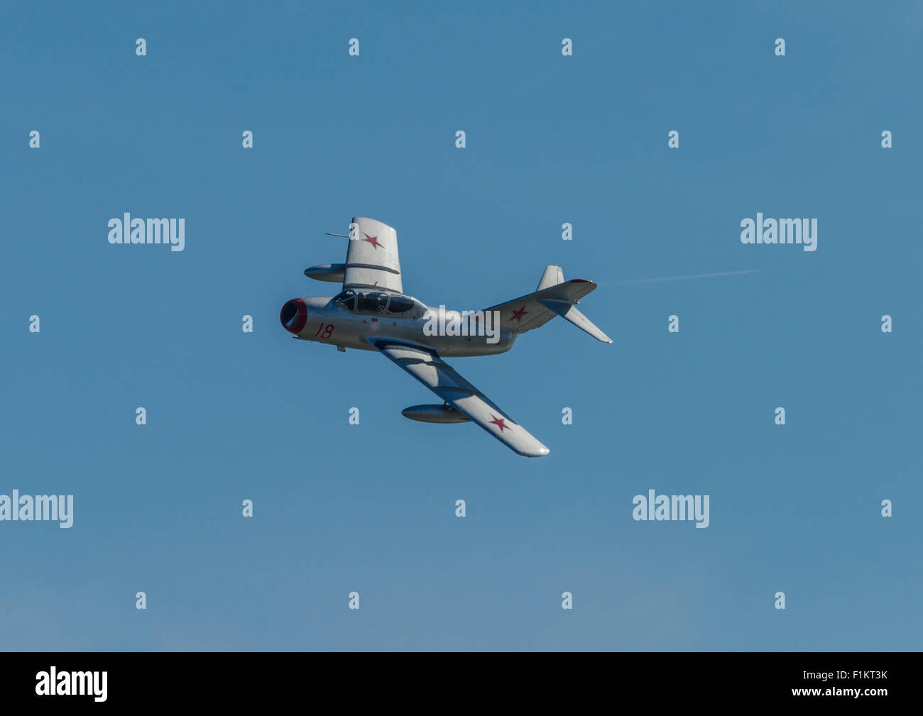 Il russo Mikoyan Gurevich MIG 15 guerra fredda jet fighter dal norvegese Airforce squadrone storico battenti in airshow Clacton Foto Stock