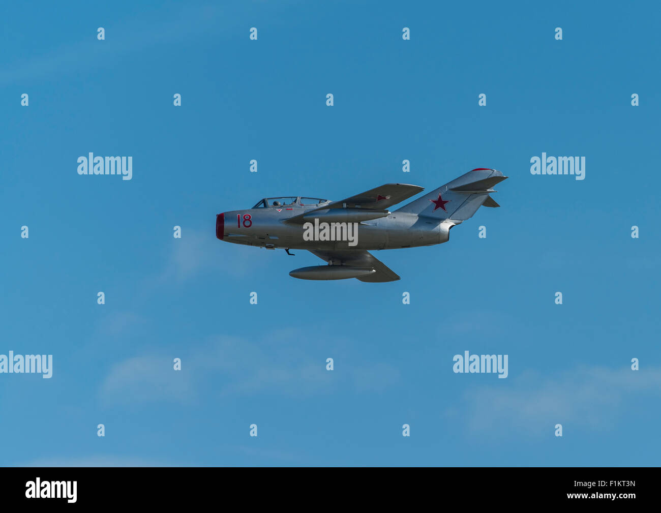 Il russo Mikoyan Gurevich MIG 15 guerra fredda jet fighter dal norvegese Airforce squadrone storico battenti in airshow Clacton Foto Stock
