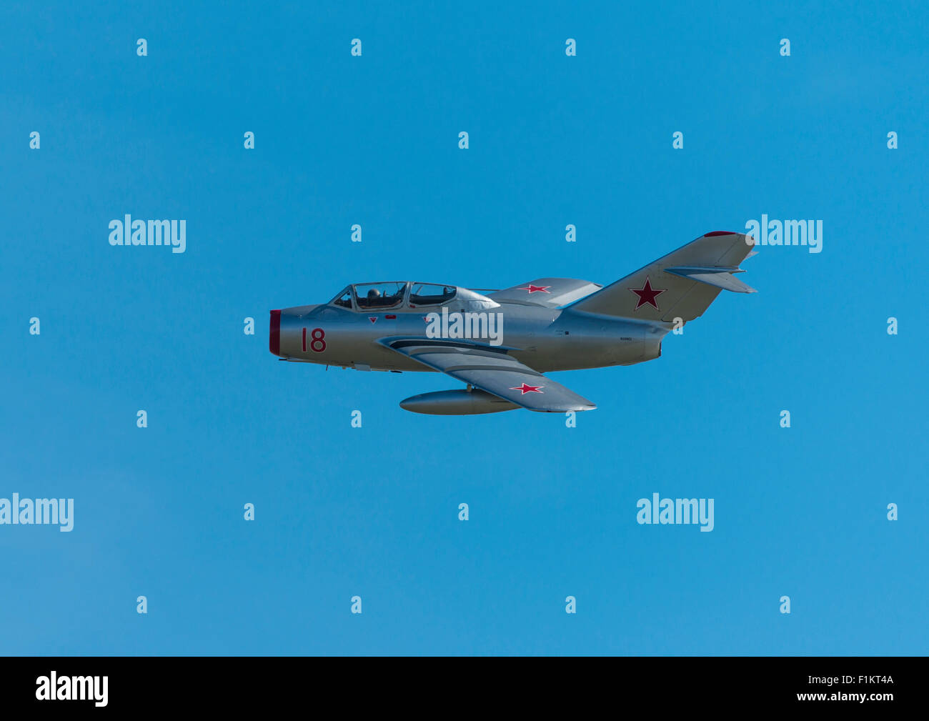 Il russo Mikoyan Gurevich MIG 15 guerra fredda jet fighter dal norvegese Airforce squadrone storico battenti in airshow Clacton Foto Stock