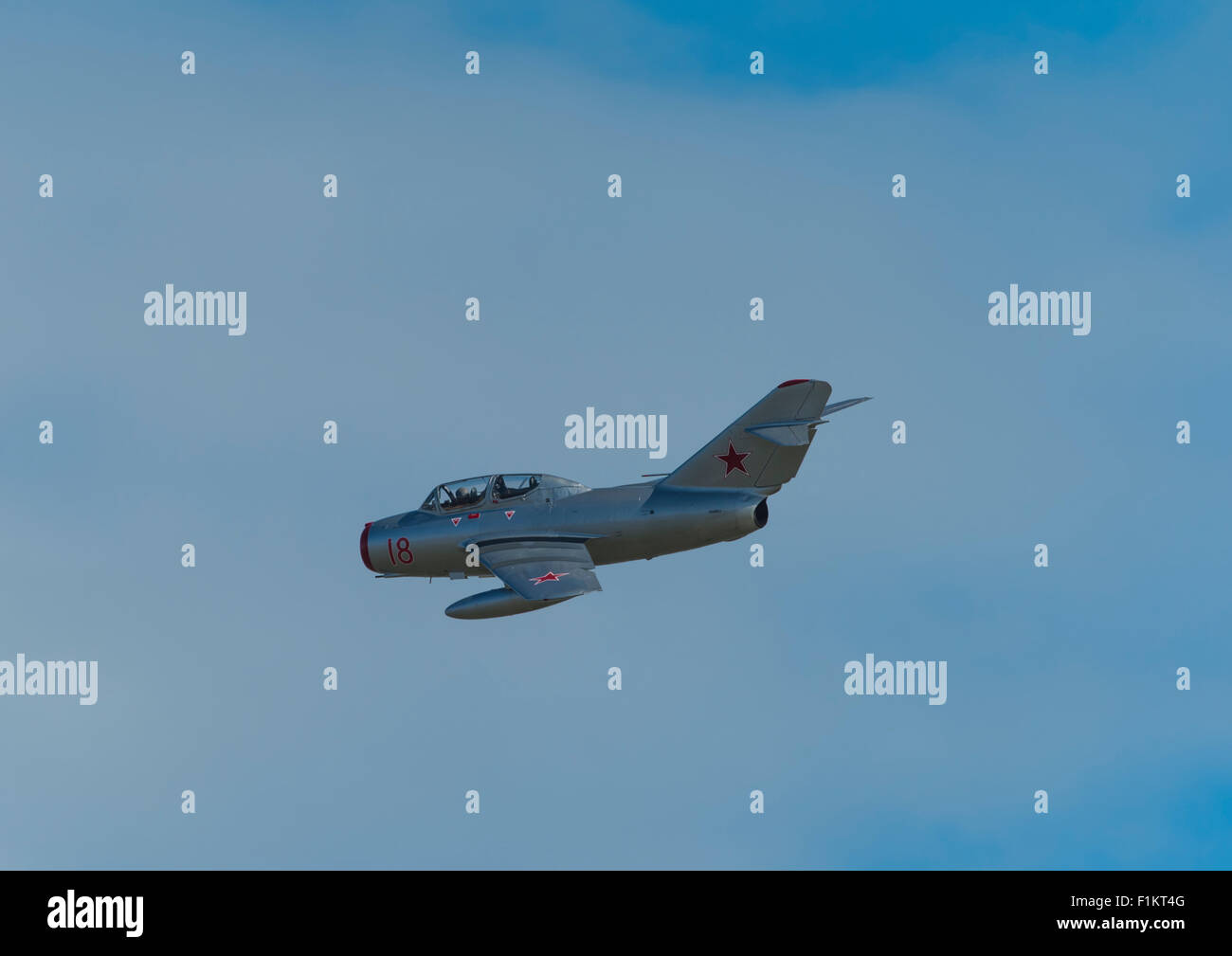 Il russo Mikoyan Gurevich MIG 15 guerra fredda jet fighter dal norvegese Airforce squadrone storico battenti in airshow Clacton Foto Stock