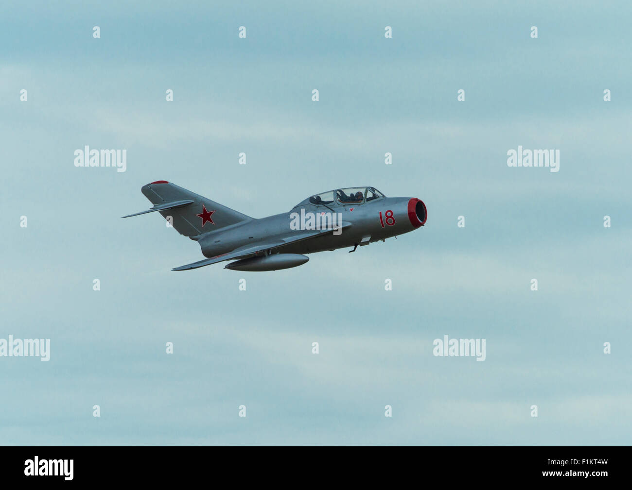 Il russo Mikoyan Gurevich MIG 15 guerra fredda jet fighter dal norvegese Airforce squadrone storico battenti in airshow Clacton Foto Stock